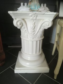 Witte sierzuil, mooi bewerkt