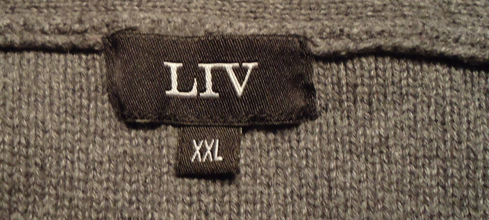 Te koop grijs vest van LIV met knoopsluiting (maat: XXL). - Afbeelding 2