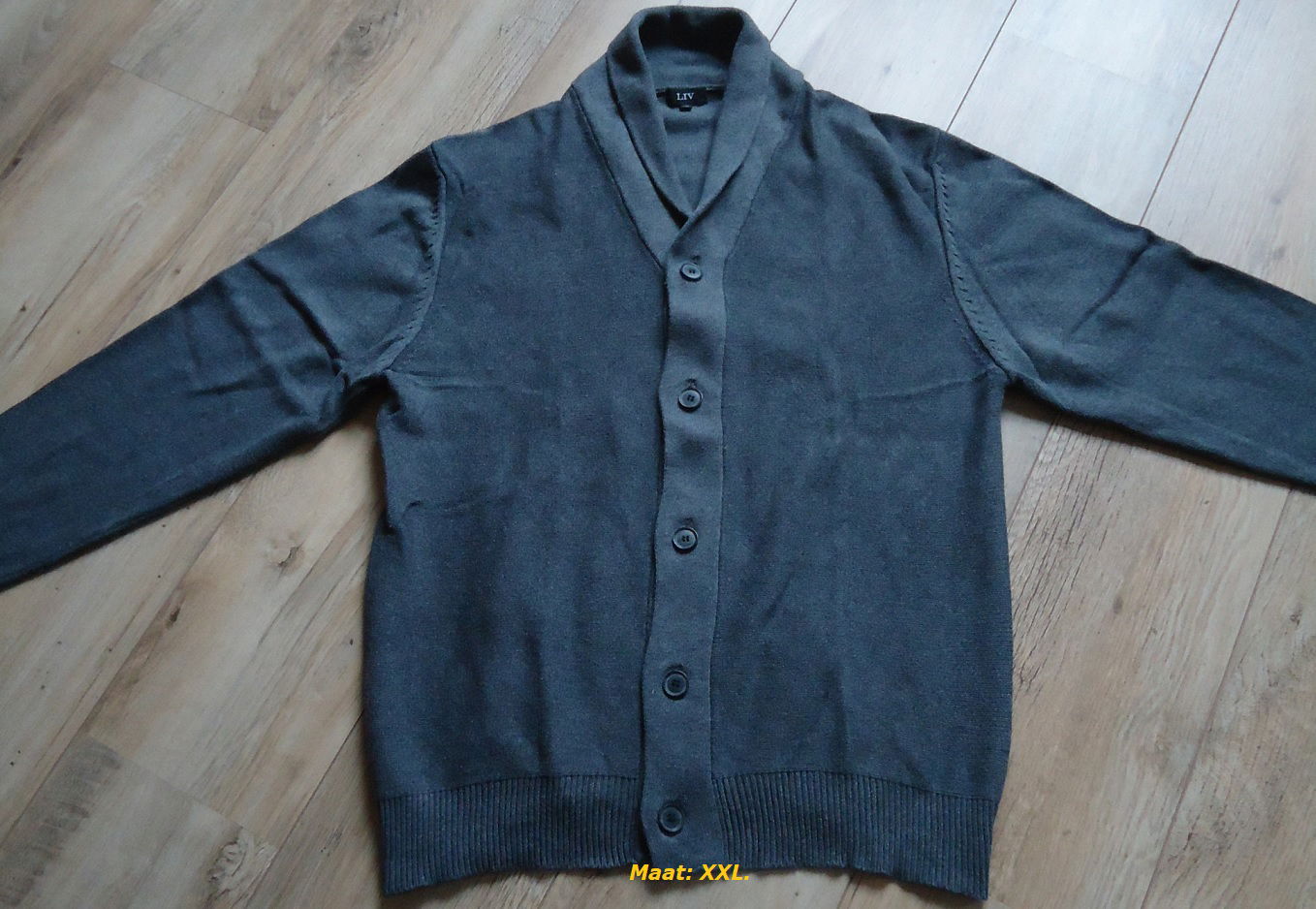 Te koop grijs vest van LIV met knoopsluiting (maat: XXL). - Afbeelding 3