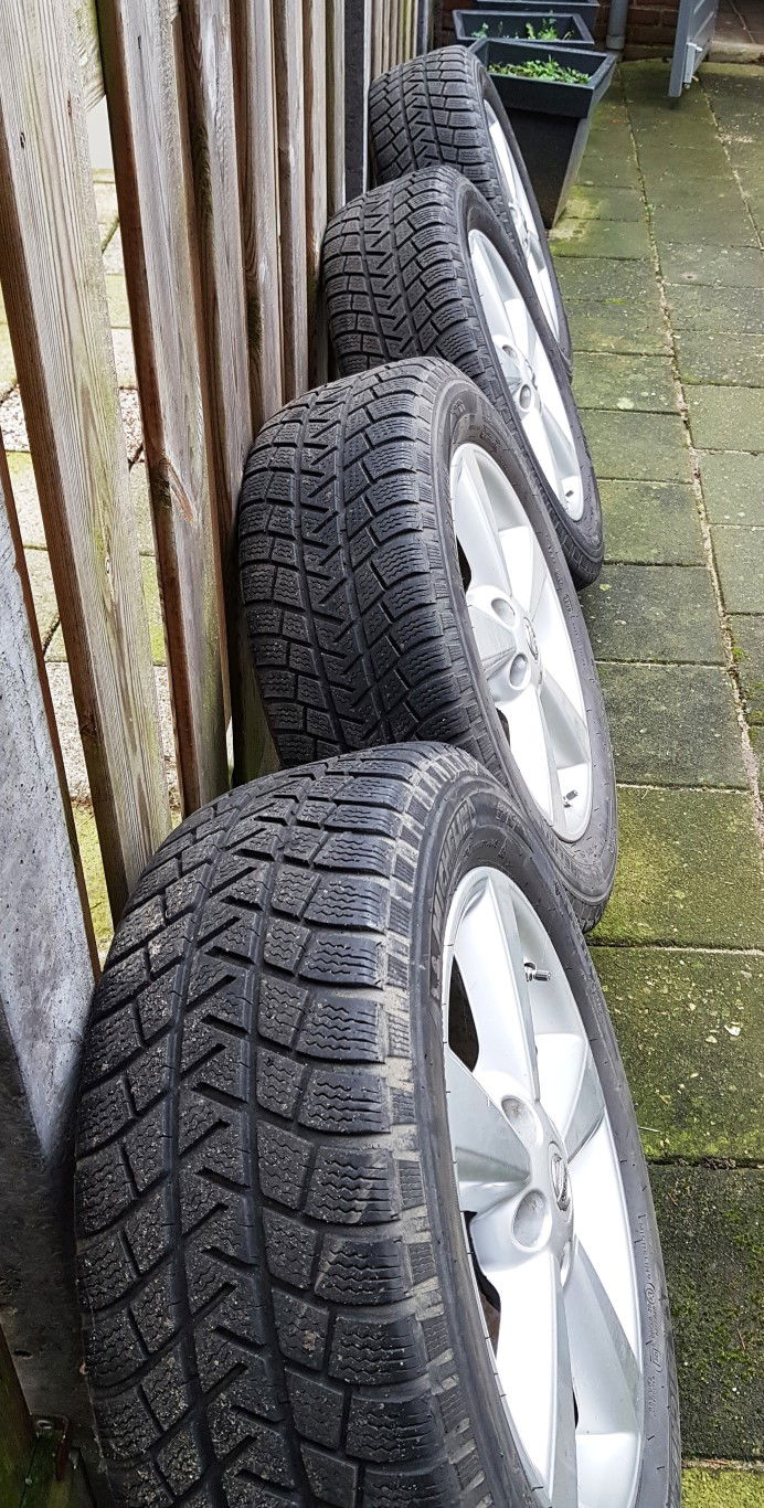 Nissan Qashqai 17 inch LM velgen met winterbanden. - Afbeelding 2