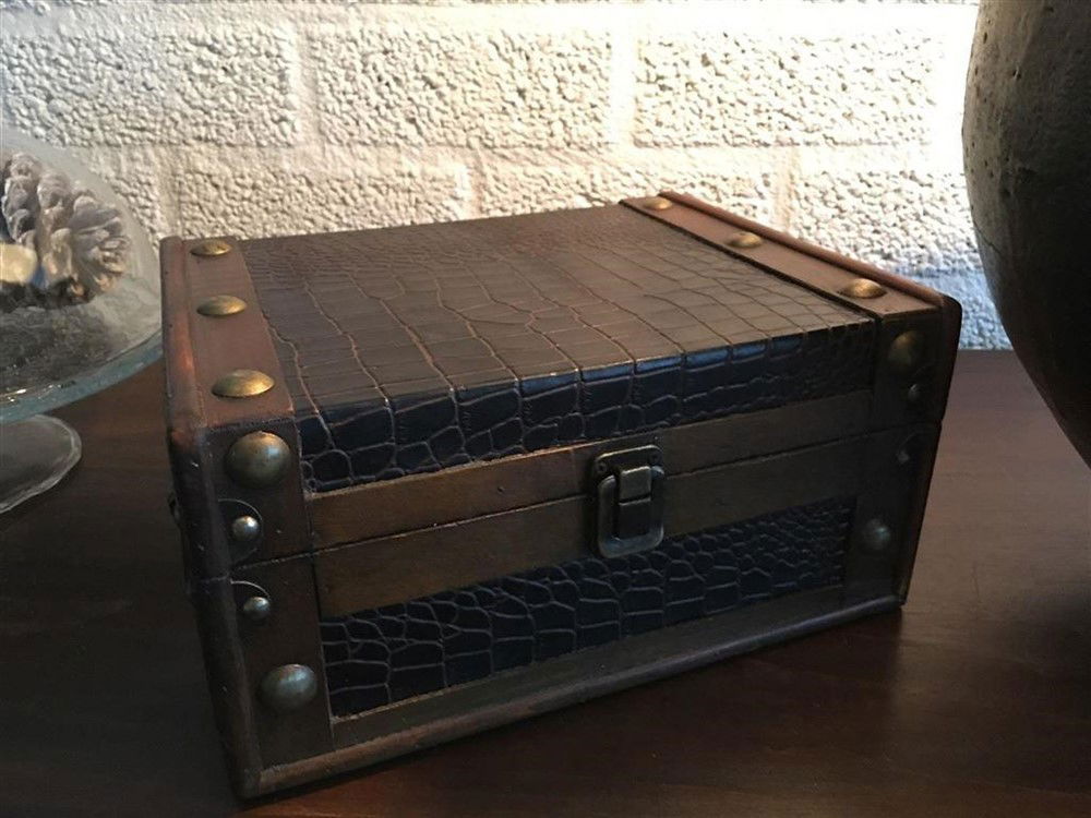 1 houten doos, Postkaart borst, hout en leer - nr. 1