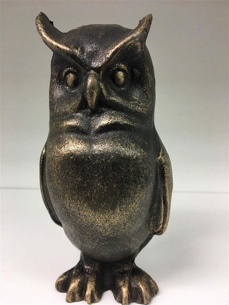 Een metalen beeld bronslook van DE WIJZE UIL - nr. 1