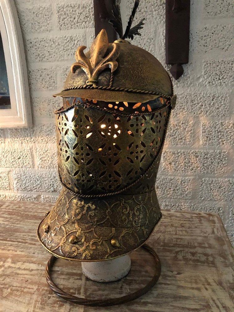 Een prachtige metalen messing ridderhelm op standaard. - nr. 1
