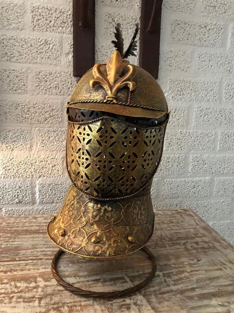 Een prachtige metalen messing ridderhelm op standaard. - Afbeelding 2