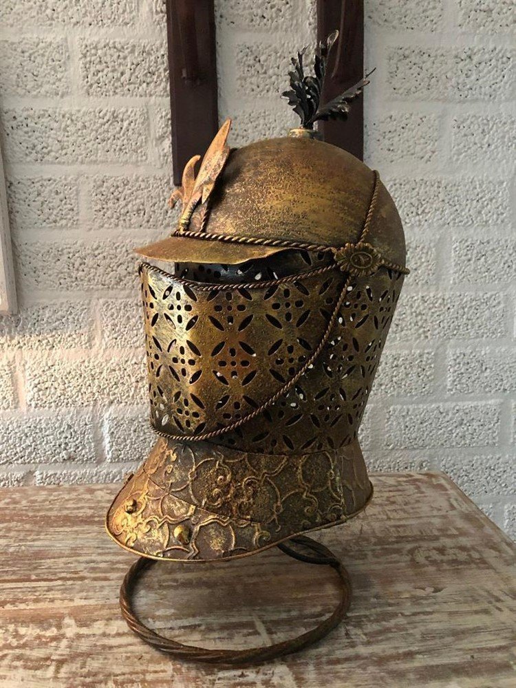 Een prachtige metalen messing ridderhelm op standaard. - Afbeelding 3