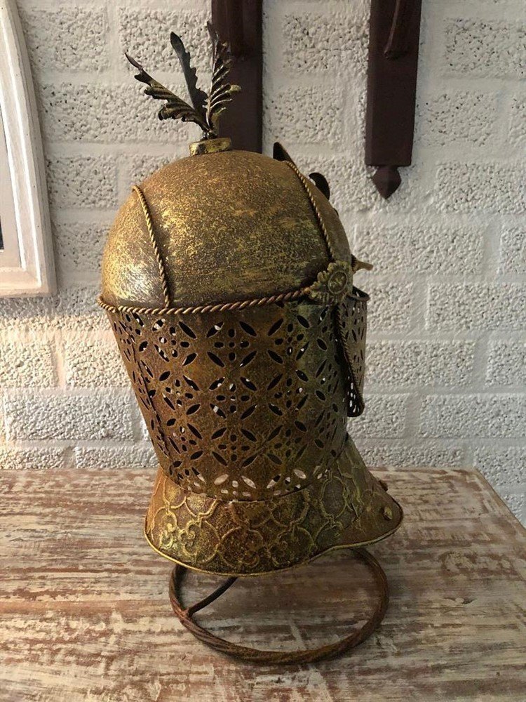 Een prachtige metalen messing ridderhelm op standaard. - Afbeelding 5