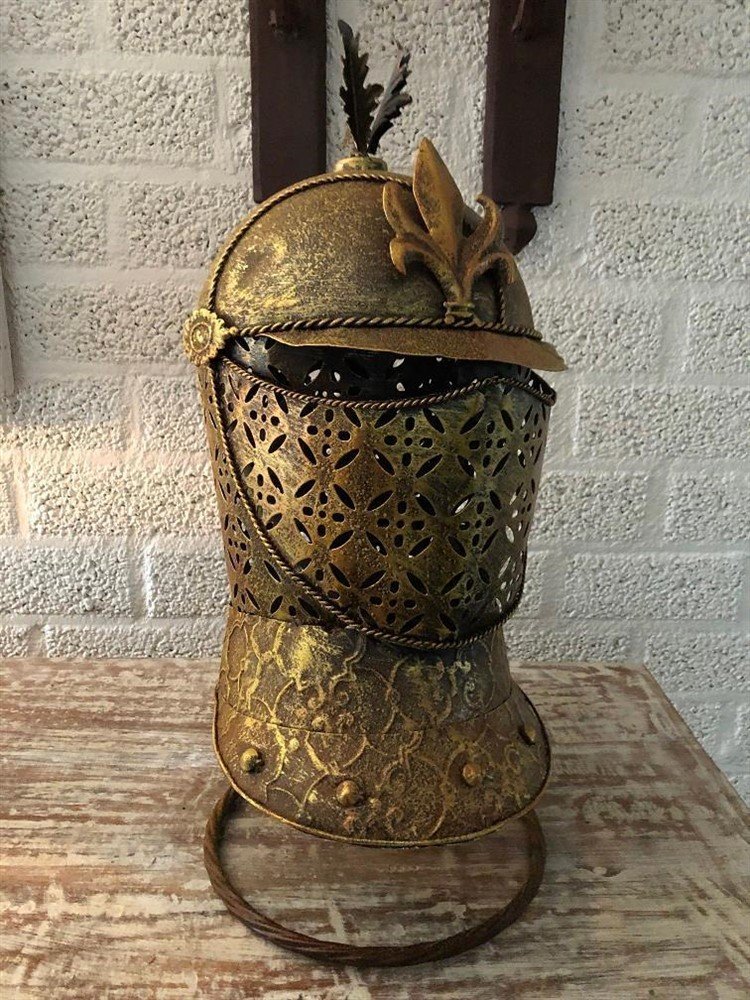 Een prachtige metalen messing ridderhelm op standaard. - Afbeelding 6