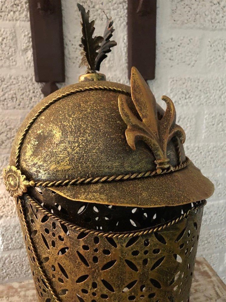Een prachtige metalen messing ridderhelm op standaard. - Afbeelding 7
