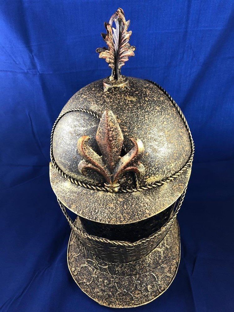 Een prachtige metalen messing ridderhelm op standaard. - Afbeelding 8