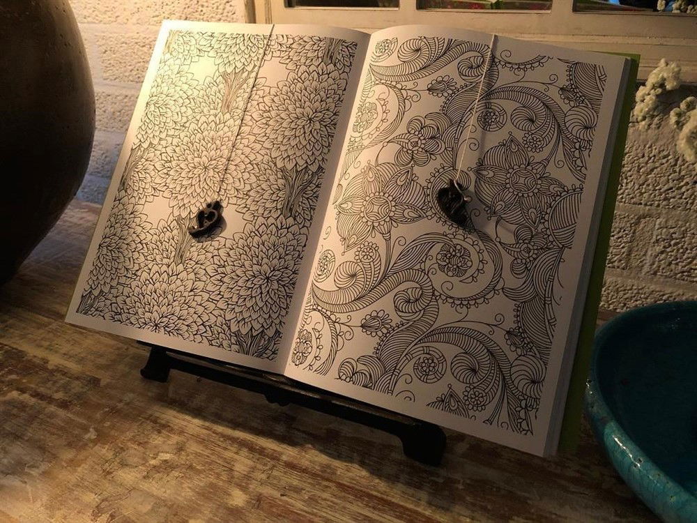 Gietijzeren sierlijke boeken standaard. - Afbeelding 2