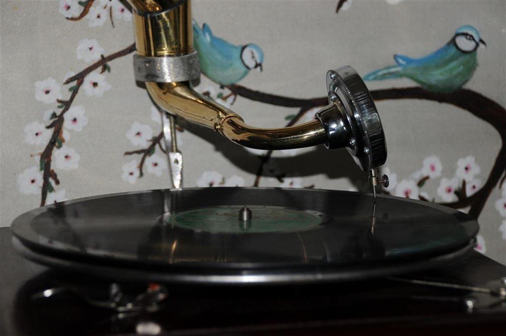 Nostalgische grammofoon, platenspeler, hout en metaal - Afbeelding 5