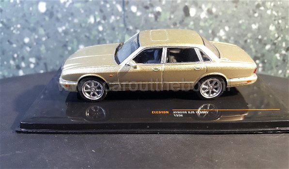 Jaguar XJ8 metalliek beige 1:43 Ixo - 0