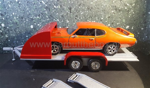 Car Trailer / oprij aanhangwagen 1:18 Auto World - 2