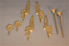 Messing bazuinen, vleugels en rozetten voor beelden van 7 - 11 cm. voor Friese klok.