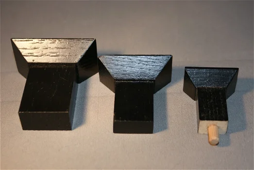 Schoorsteentjes zwart gekleurd hoogte 55 mm. basis 30 mm. complete 3 delige set - 0