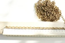 Friese klokketting machinaal gebogen, draaddikte 1,8 mm. 3.80 meter / 5,5 el