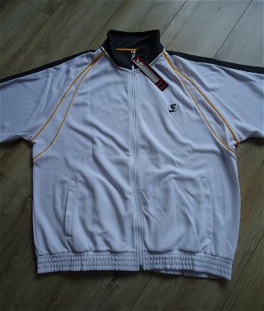 Te koop nieuw wit trainingsjack van Shamp (maat: XL). - 2