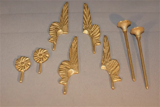 Compleet set messing toebehoren, vleugels, trompetten, bazuinen voor Friese klok beeld 7 - 11 cm. - 0