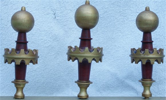 Fraaie handgedraaide beschilderde houten knoppen de buitenste hoog ca. 14 cm., middelste ca. 15 cm. - 0
