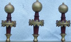 Fraaie handgedraaide beschilderde  houten knoppen de buitenste hoog ca. 14 cm., middelste ca. 15 cm.