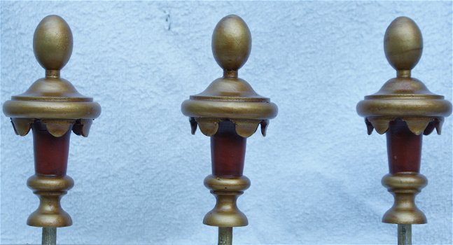 Fraaie handgedraaide beschilderde houten knoppen de buitenste hoog ca. 14 cm., middelste ca. 15 cm. - 3