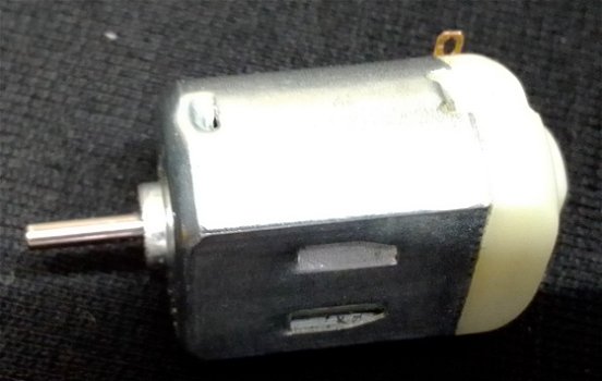 Electro micromotor,1.5 -4.5 volt DC,z.g.a.n,38 mm lang - 4