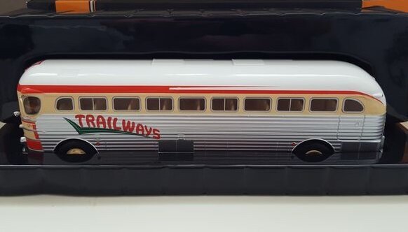 1:43 Ixo GMC bus PD-3751 'Trailways' 1949-1955 - 2