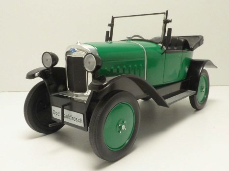 1:18 MCG Opel 4 PS Laubfrosch 1924-1931 cabrio groen - 0