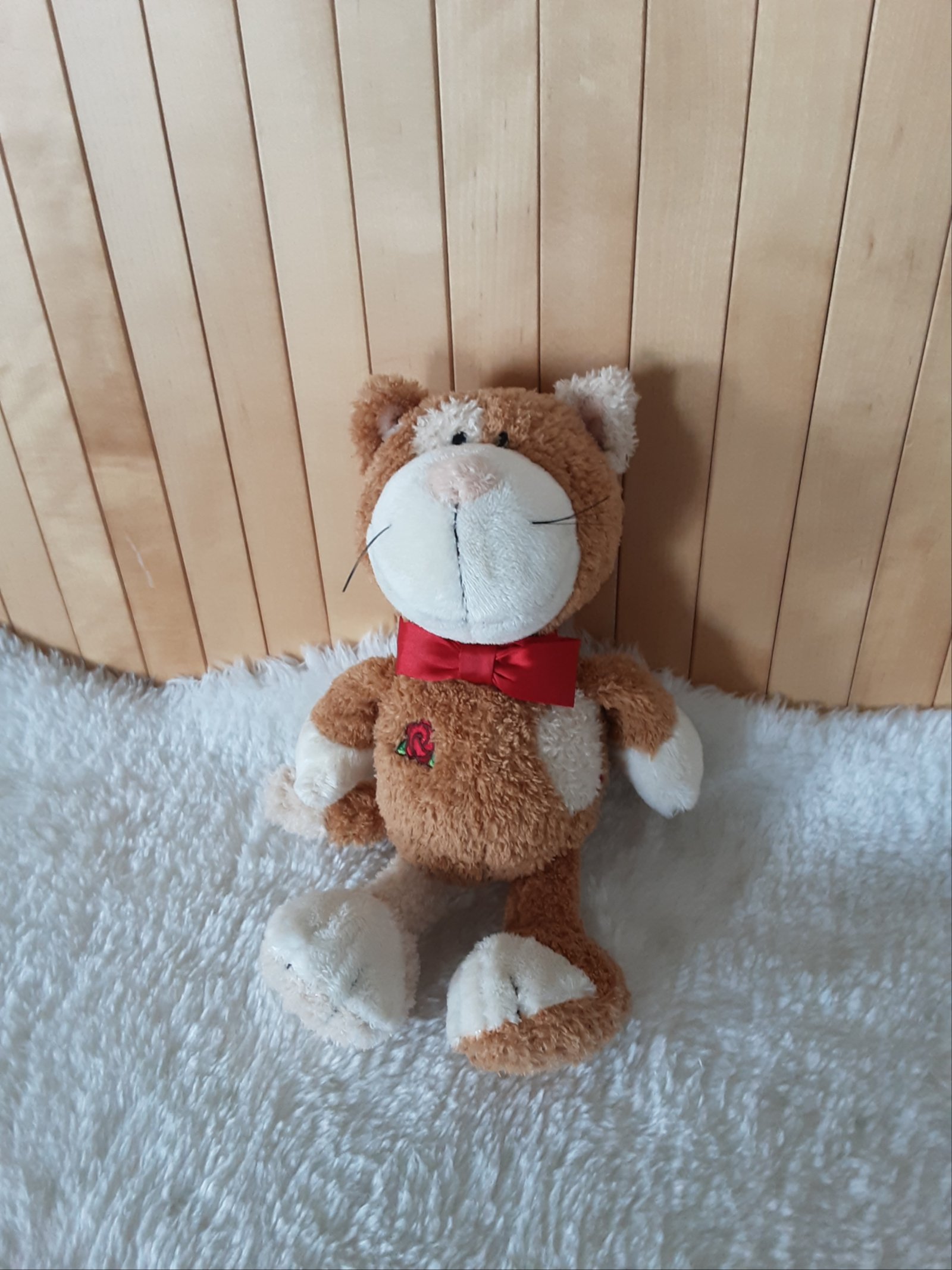 1700 Poes NICI knuffel bruin beige badstof met rode strik 25cm - nr. 1