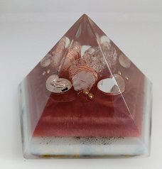 Golden Pentagonal Orgonite Piramide met de onderkant het MWO symbool