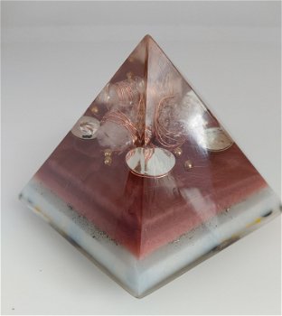 Golden Pentagonal Orgonite Piramide met de onderkant het MWO symbool - 1