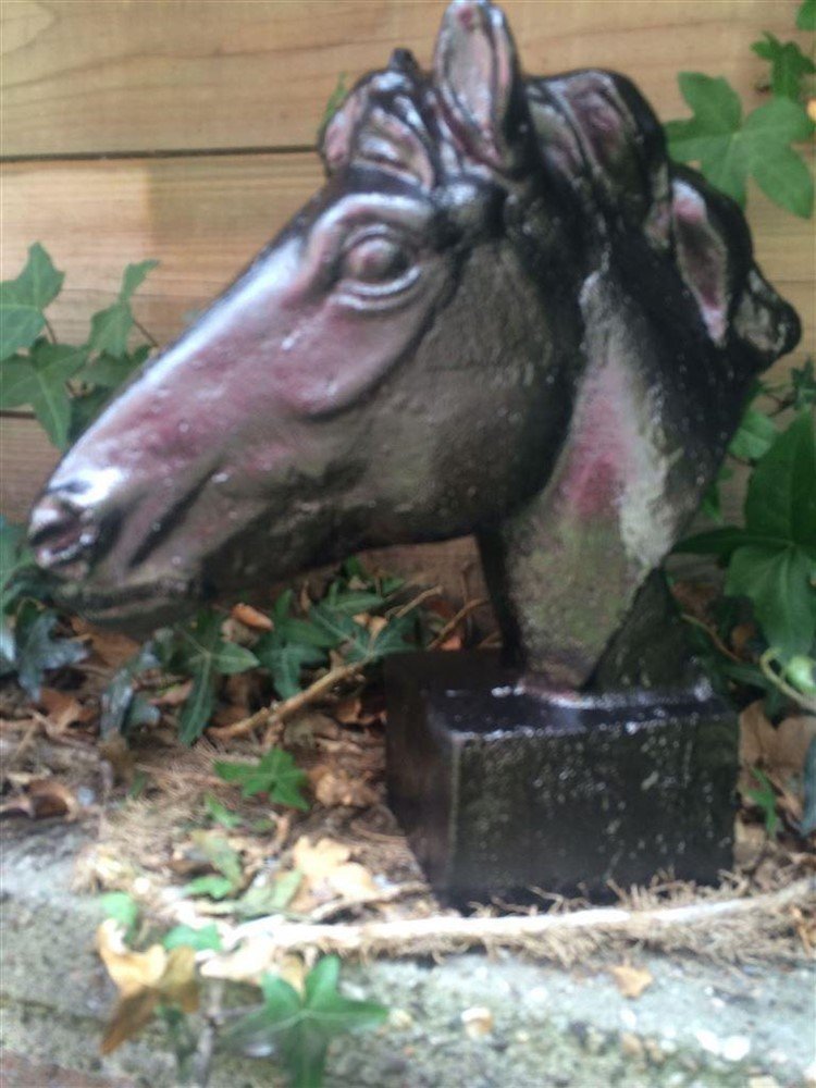 1 paard gietijzer hoofd, in roest-optica zwart-buste - nr. 1