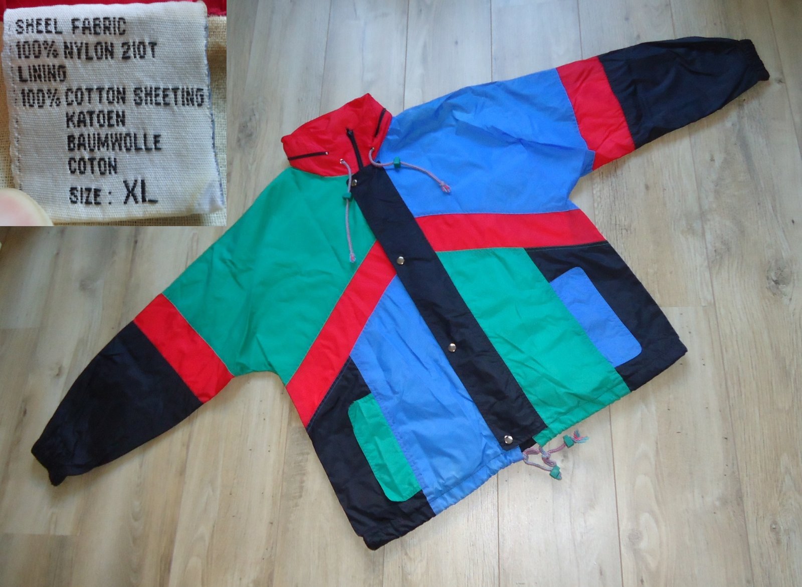 Een kleurig regenjack van 100% nylon met voering (maat: XL). - nr. 1