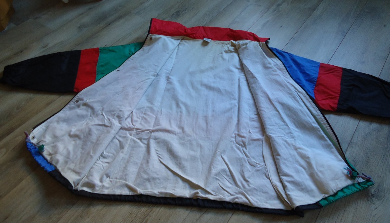 Een kleurig regenjack van 100% nylon met voering (maat: XL). - Afbeelding 2