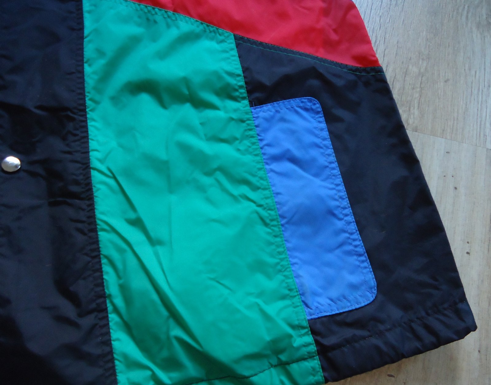 Een kleurig regenjack van 100% nylon met voering (maat: XL). - Afbeelding 3