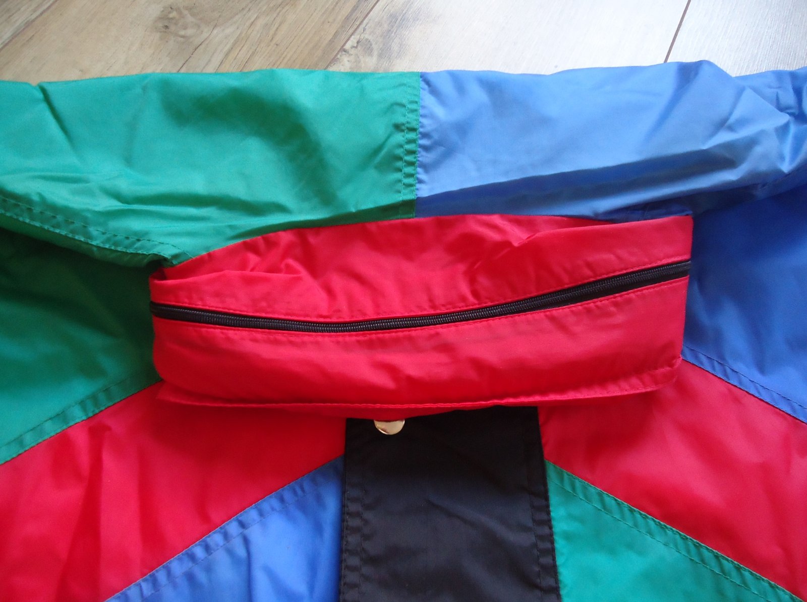 Een kleurig regenjack van 100% nylon met voering (maat: XL). - Afbeelding 8