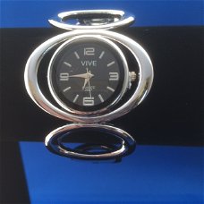 Zilverkleurig klemband horloge ovaal zwarte achtergrond