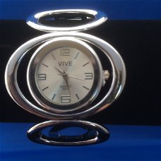 Zilverkleurig klemband horloge ovaal lichte achtergrond