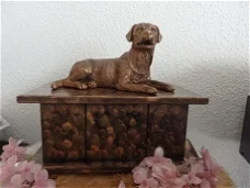 Labradorhond beeld op urn als set te koop of los verkrijgbaar