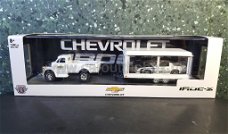 Chevrolet pick up en trailer 1:64 M2