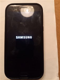 Een in goede staat, gebruikte Samsung A5 2017telefoon met een beetje gebruikers schade. 