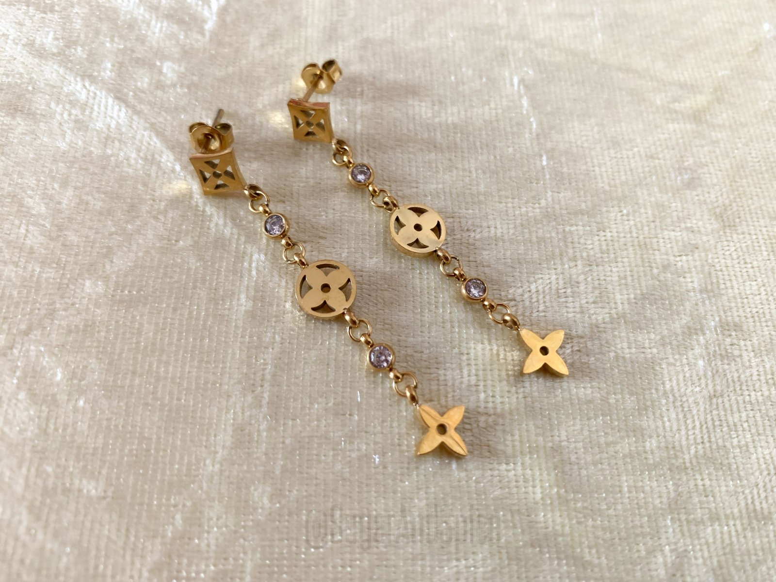 Petite monogram oorbellen strass steentjes klaver verguld - nr. 1