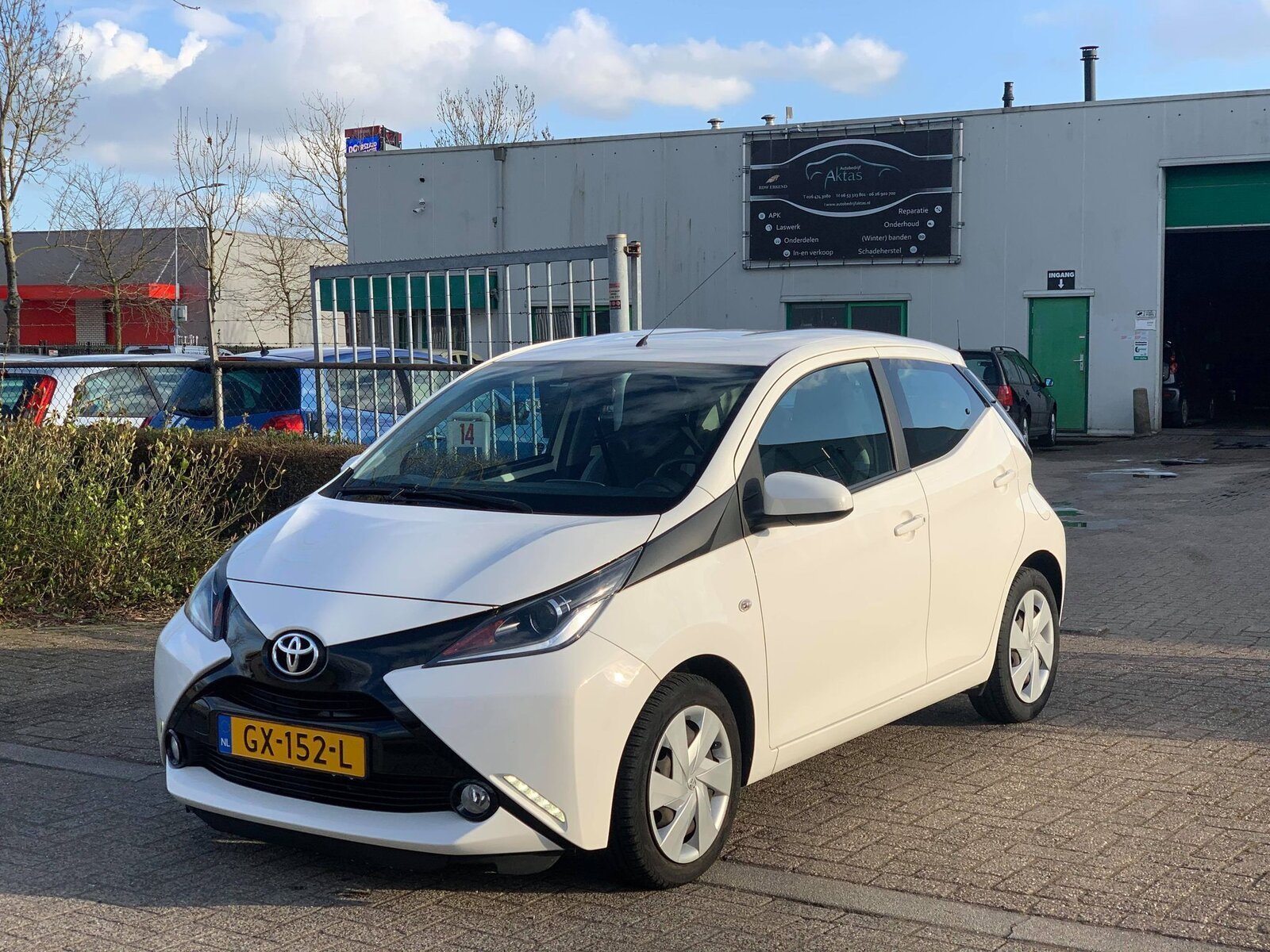 Toyota Aygo 1.0 12V Vvt-i Ddrs 2015 Wit NAVI,APK,,NAP,€7750.- - nr. 1