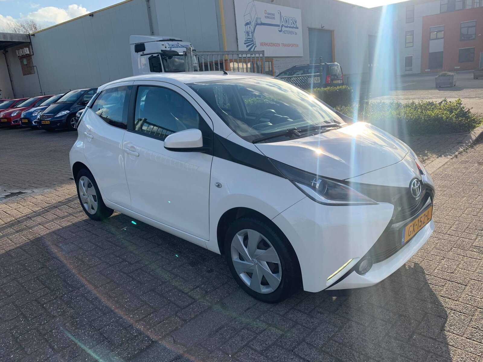 Toyota Aygo 1.0 12V Vvt-i Ddrs 2015 Wit NAVI,APK,,NAP,€7750.- - Afbeelding 2
