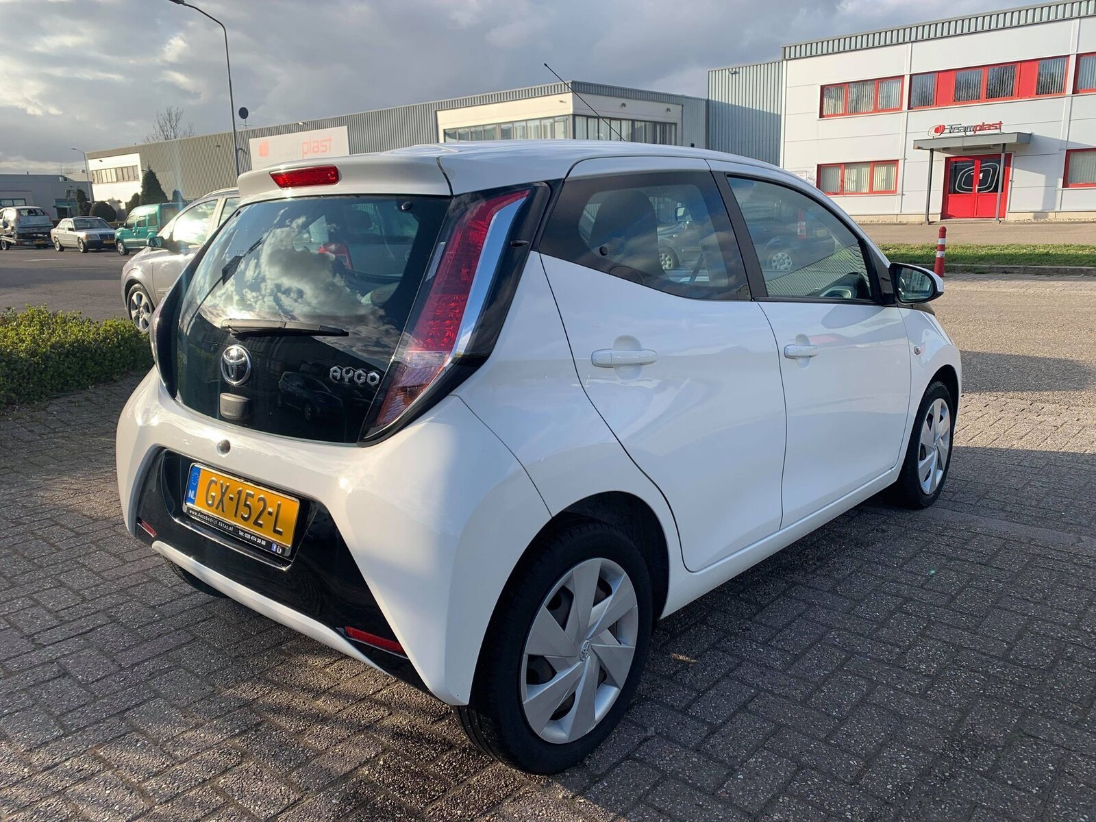 Toyota Aygo 1.0 12V Vvt-i Ddrs 2015 Wit NAVI,APK,,NAP,€7750.- - Afbeelding 3