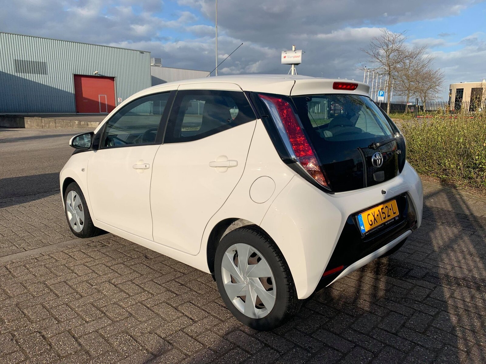 Toyota Aygo 1.0 12V Vvt-i Ddrs 2015 Wit NAVI,APK,,NAP,€7750.- - Afbeelding 4