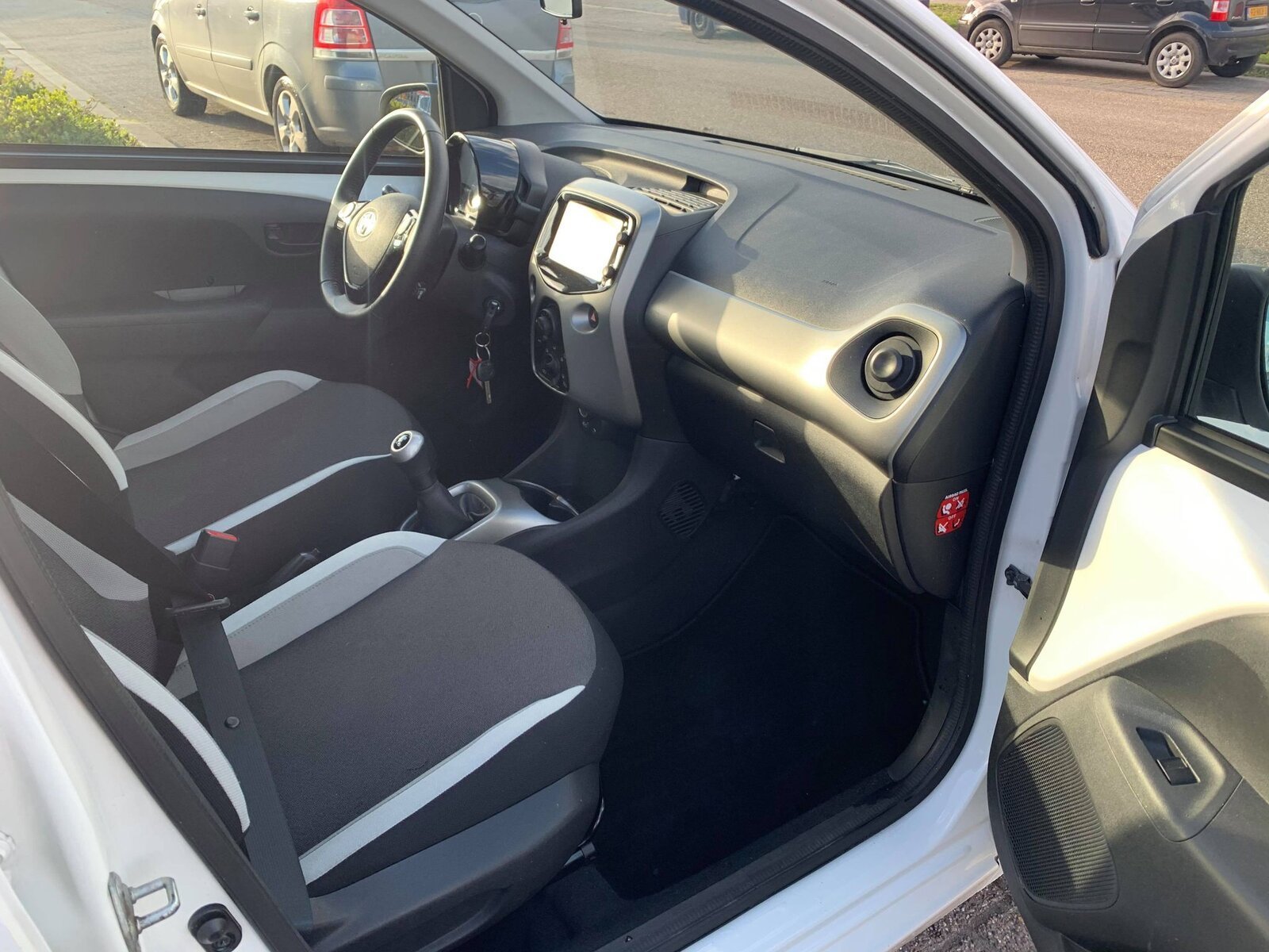 Toyota Aygo 1.0 12V Vvt-i Ddrs 2015 Wit NAVI,APK,,NAP,€7750.- - Afbeelding 5