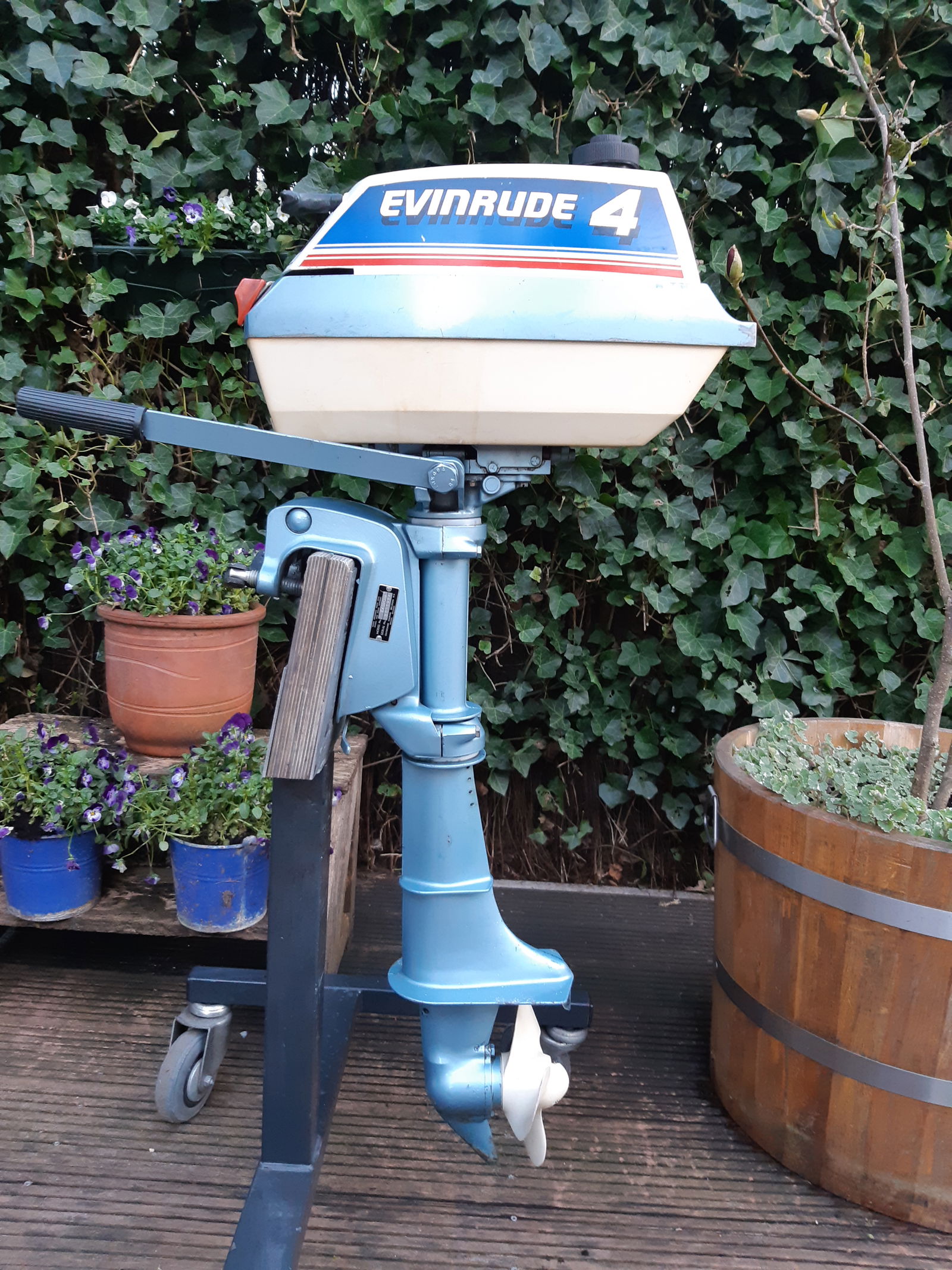 Evinrude 4pk kortstaart met vrijloop en ingebouwde benzinetank - Afbeelding 2