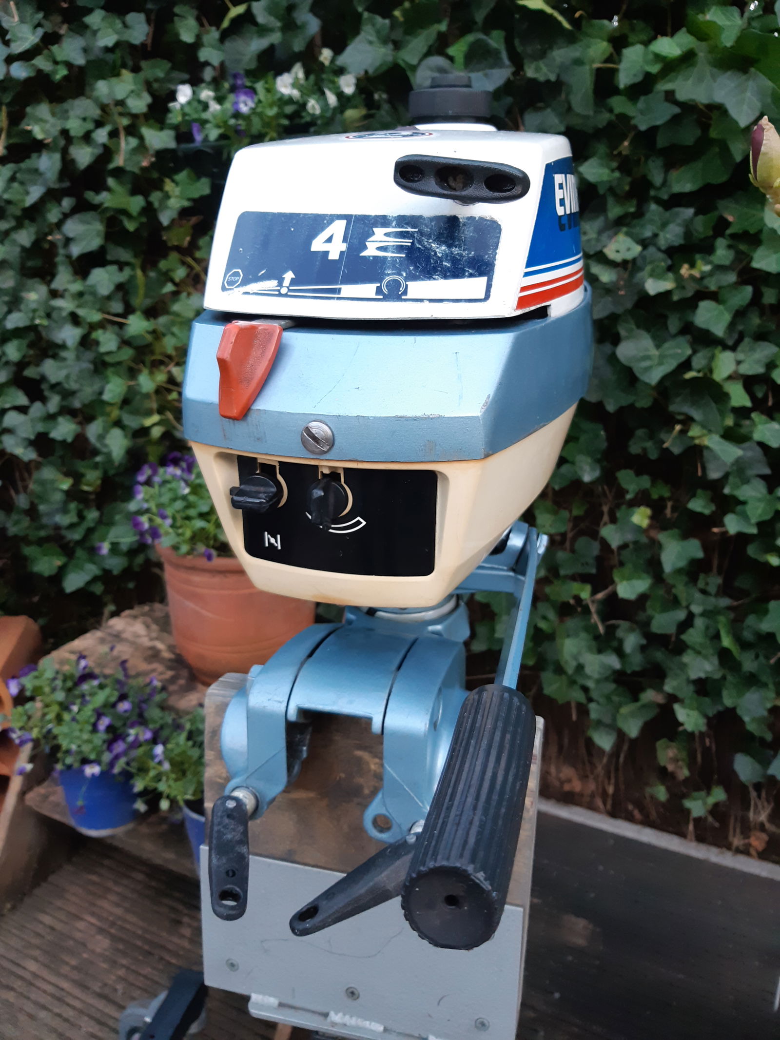 Evinrude 4pk kortstaart met vrijloop en ingebouwde benzinetank - Afbeelding 4