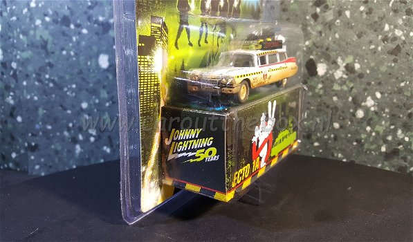 Ecto 1A Ghostbusters 1:64 Johnny Lightning - 2